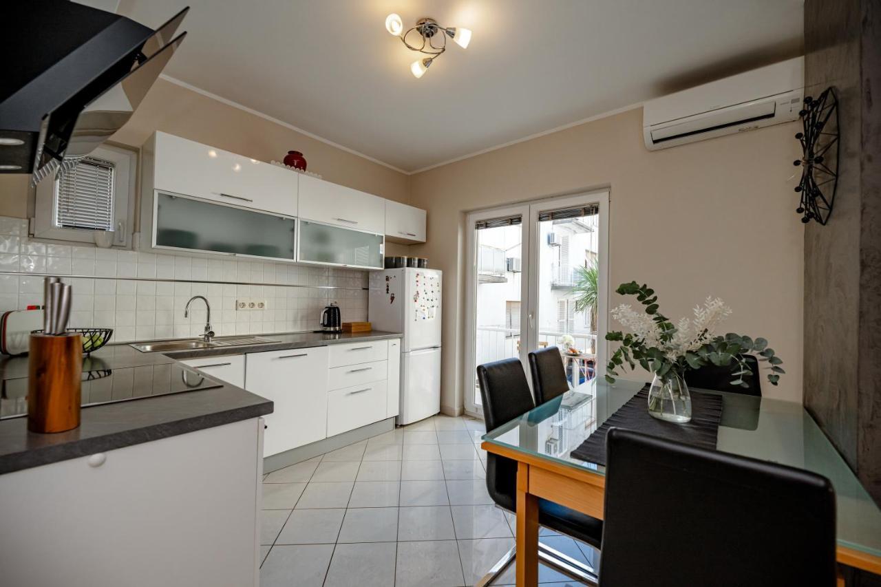 Jakov With Balcony Apartment *