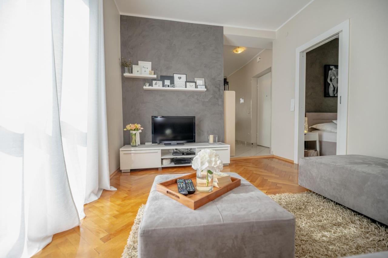 Jakov With Balcony Apartment *
