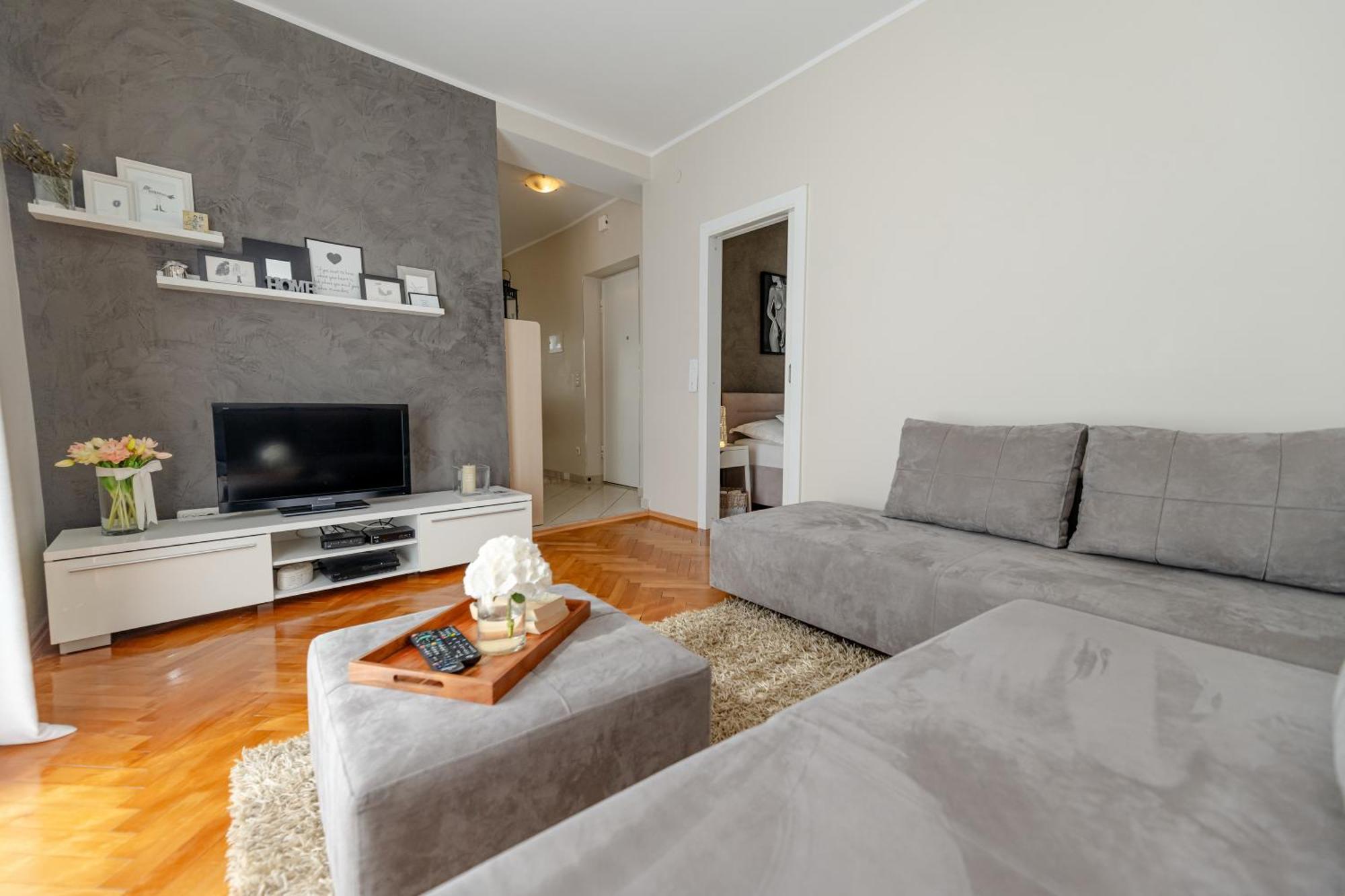 Jakov With Balcony Apartment *